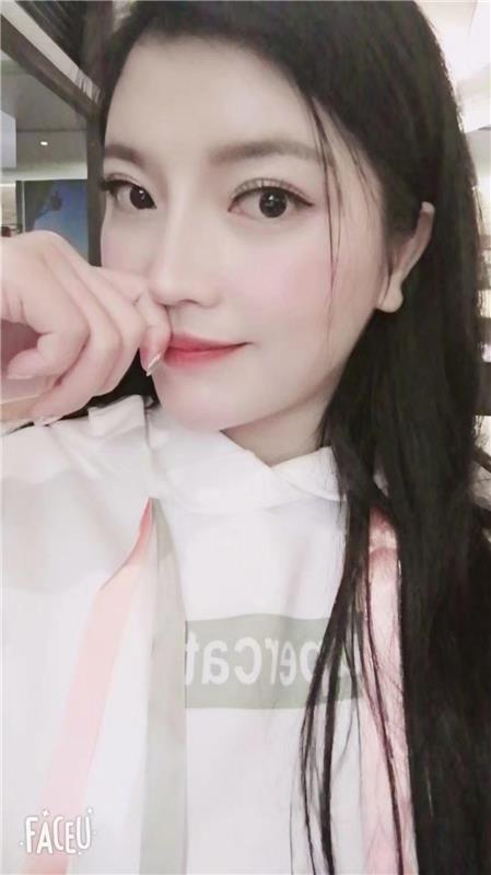 气质佳美女迪丽热巴――李子坝佳佳